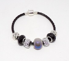 Cadeau Noël -Bracelet cuir noir avec des charms argentés - Neuf jamais porté