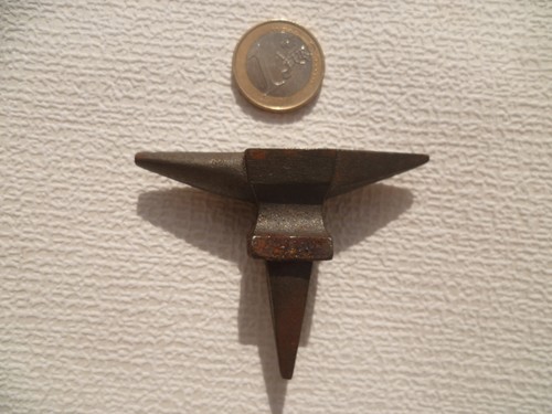 Outil ancien enclume - ,