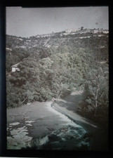 AUTOCHROME - Paysage avec rivière et village du Sud de la France  - vers 1915 