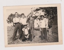 Snapshot argentique travail aux champs foin moisson outils ferme campagne repos