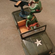 Jeep militaire en étain Showa des années 40 et deux figurines