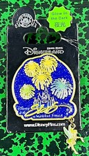 pin's Disney  A MAGICAL FINALE avec breloque Fée clochette édition limitée  rare