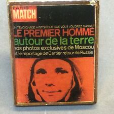 Pinsfolies * Pin's Badge Couverture Paris Match Media first man around the world
