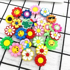 100 x breloques de chaussures en PVC mignonnes aléatoires différentes fleurs dessin animé pour bracelet crocs