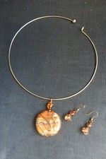 Collier ras du cou et boucles