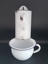 Ancien pot gradué et pot de