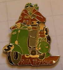 PIN's RITA MARLOW VESPA SCOOTER MARQUE MODE BRAND FASHION  vintage pin