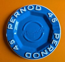 superbe CENDRIER  PERNOD 45  en relief  en faience