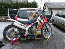 Porte moto sur attelage voiture remorque