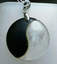 Pendentif Yin Yang en obsidienne/ cristal de roche 2,8 cm x 2,8 cm / 8,30 g