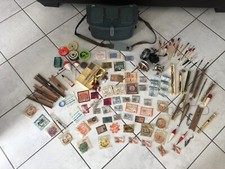 PANIER DE PÊCHE AVEC ANCIEN MATERIEL (MOULINETS, CUILLERS, PLIOIRS, FLOTTEURS...