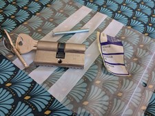 Un Cyl canon européen Bricard 30*30 – 2 clés comme neuf.