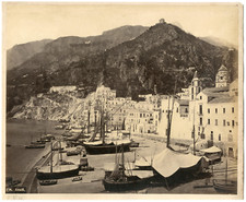 Italie, Amalfi, vue sur le port, navires amarrés  Vintage albumen print,  Ti