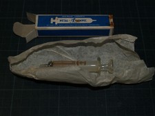 Ancienne seringue en verre - METAL IMPEC - 2 cm3 - en boite emballée - Neuve