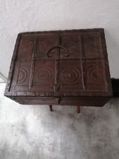 Coffre à dot en bois sculpté
