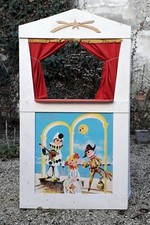 Ancien castelet, théâtre de guignol en bois, décor Arlequin 