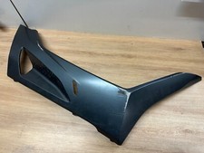 UN CARENAGE LATERAL SABOT