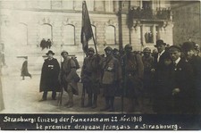 HAUT RHIN  STRASBOURG  ( carte photo )  LE PREMIER DRAPEAU FRANCAIS  (ecrit eg