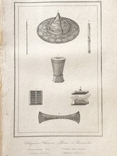 GRAVURE INDONESIE  ILE DE TIMOR  " CHAPEAU CHINOIS - ARMES ET USTENSILES   "