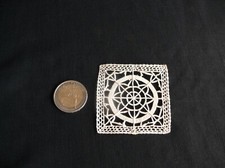 Incrustation ancienne au point