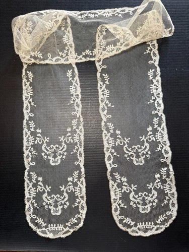Dentelle ancienne barbes - -,