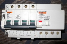 DISJONCTEUR DIFFERENTIEL 4P. TETRAPOLAIRE 50A 300mA COURBE C MERLIN GERIN PC10KA