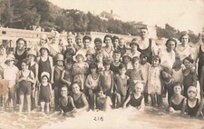 CPA PHOTOGRAPHIE VACANCES A LA PLAGE CLUB VACANCES GRAND GROUPE DE PERSONNES