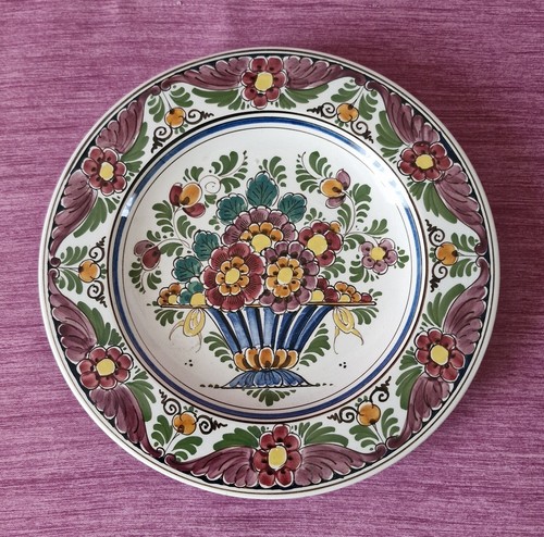 Assiette polychrome poser ou - assiette, a