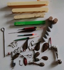 Cuillères, sonnette, hameçons (La Grille) plombs, bouchons, pêche à la ligne Lot