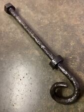 Ancien gros crochet queue de cochon à visser, en fer forgé