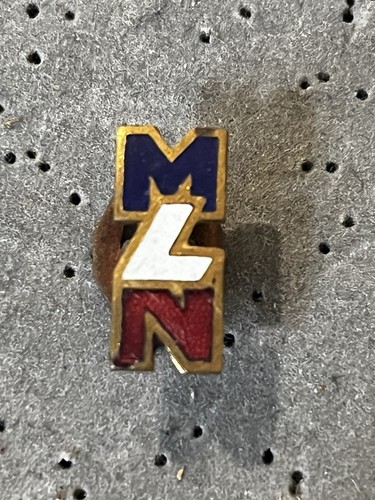 Pin insigne mln mouvement - pin’s,