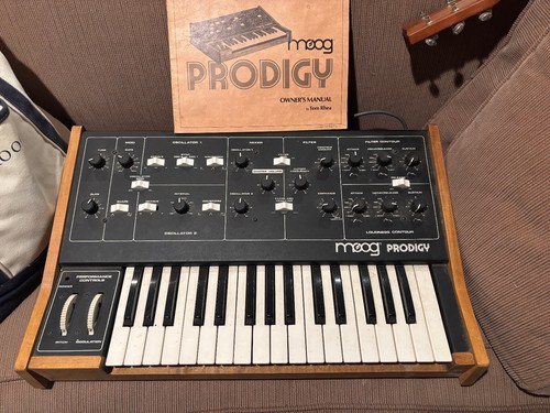 Moog prodigy synthesizer - synthesizer,