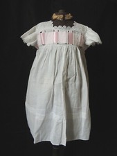 Charmante petite robe de baptème blanche  ancienne pour bébé broderie