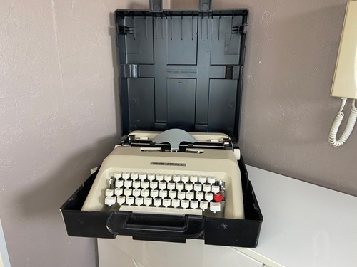 Machine ecrire olivetti - a,