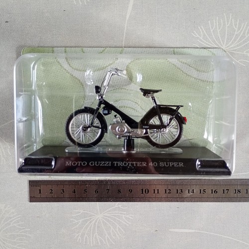 Mobylette chappy miniature - /,