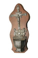 Bénitier art populaire en étain. XVIIIe siècle.