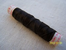 Bobine de soie Gutermann cordonnet 8m. Coloris n°697. " marron  " Réf. N°76