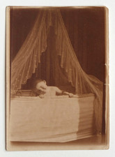 Bébé souriant landeau détails broderie soleil - Photo ancienne snapshot