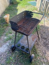 barbecue charbon de bois à roulette à restaurer  à venir récupérer sur place 