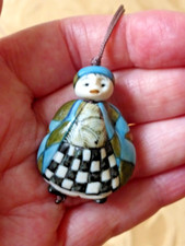 Pendentif Les Petits Bon-Hommes en Porcelaine. Marie-Christine Chartier.