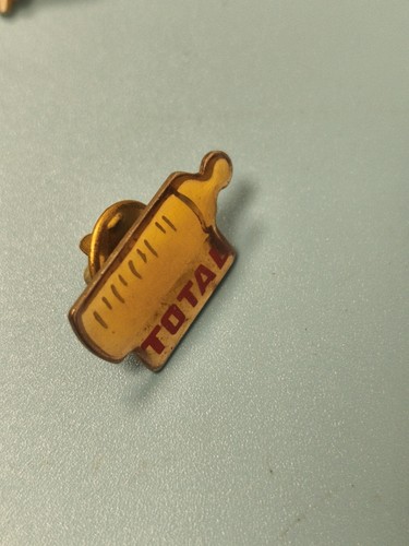 Vintage pin total - total, biberon