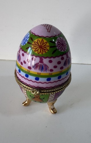 Oeuf porcelaine sur pieds - en,