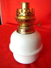 lampe à pétrole en opaline blanche pour suspension type lyre