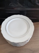 12  Assiettes Plates