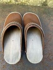 Sabots suédois en bois à talon bas et bout fermé avec boucle en cuir...