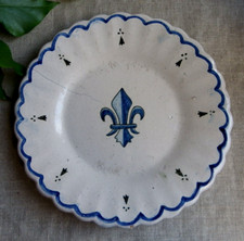 ASSIETTE EN FAÏENCE DE QUIMPER HB LA HUBAUDIÈRE DÉCOR DE FLEUR DE LYS HERMINES