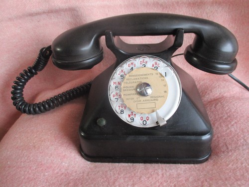 Ancien téléphone noir