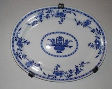 MINTON, important plat en faïence blanc et bleu dans le gout de DELFT