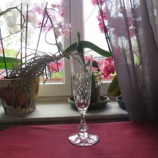 1 flute a champagne cristal de saint louis signé modèle Messine H 18 cm