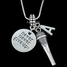 Never Give Up Chant Musique Chanteur Studio Microphone Collier Band Vocal Bijoux
